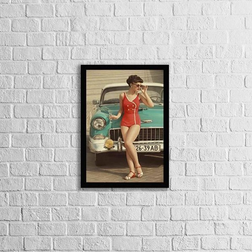 Quadro Mulher Com Carro Dos Anos 50 33X24Cm - Moldura Preta