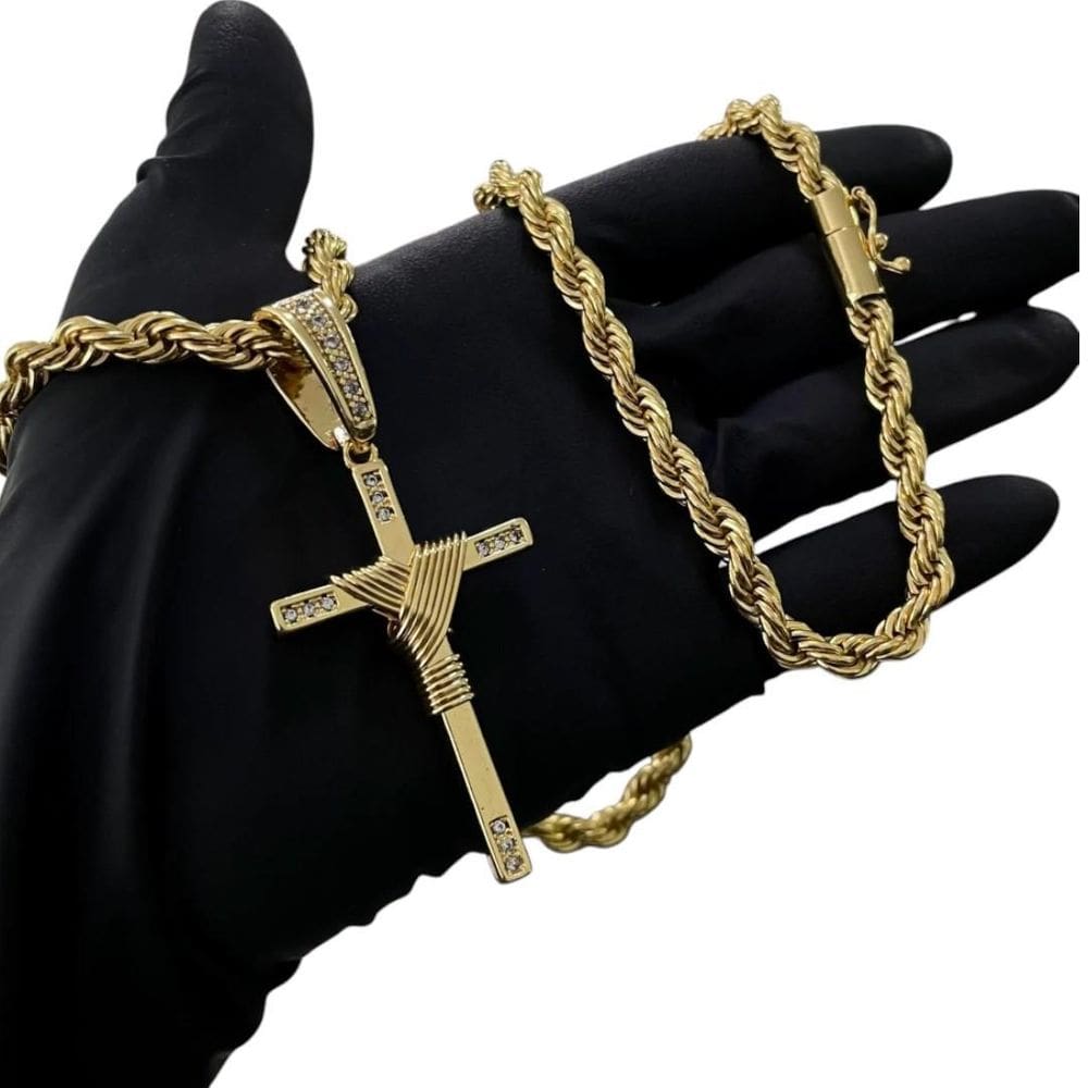 Cordão 8Mm Baiano + Pingente Cruz Fio - Banhado A Ouro 18K