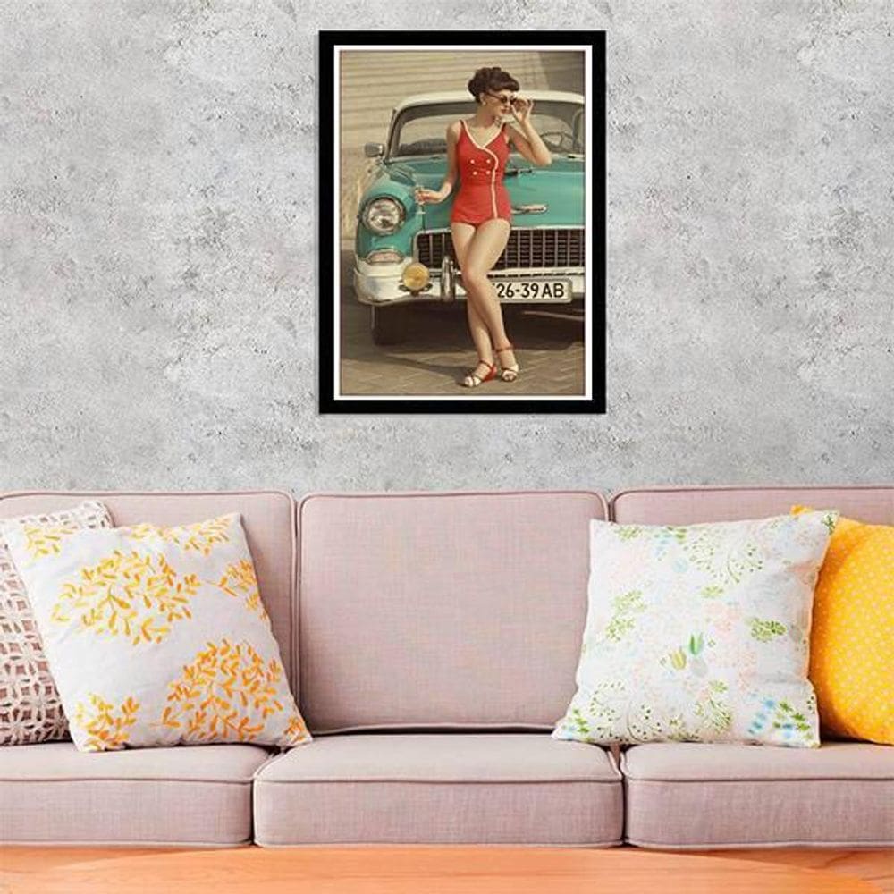 Quadro Decorativo Mulher Com Carro Dos Anos 50 Moldura Preta