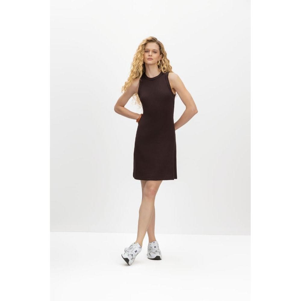 Vestido feminino curto canelado Essendi - Marrom