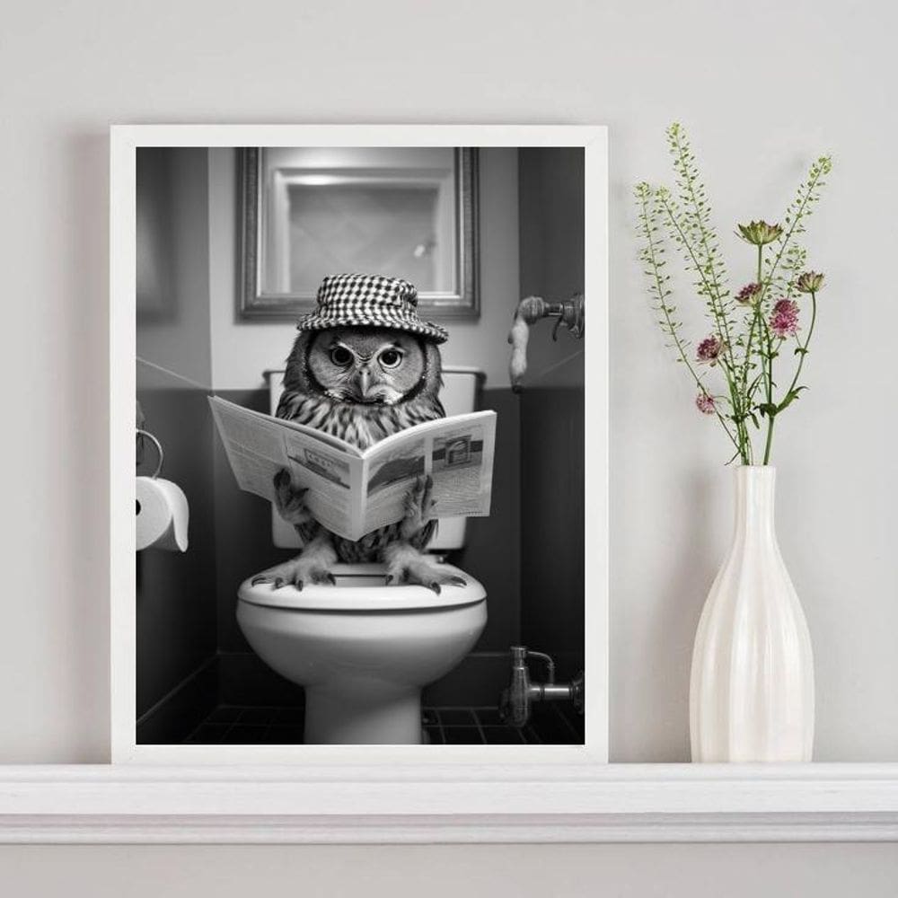 Quadro Coruja No Banheiro Lendo Jornal 33X24Cm