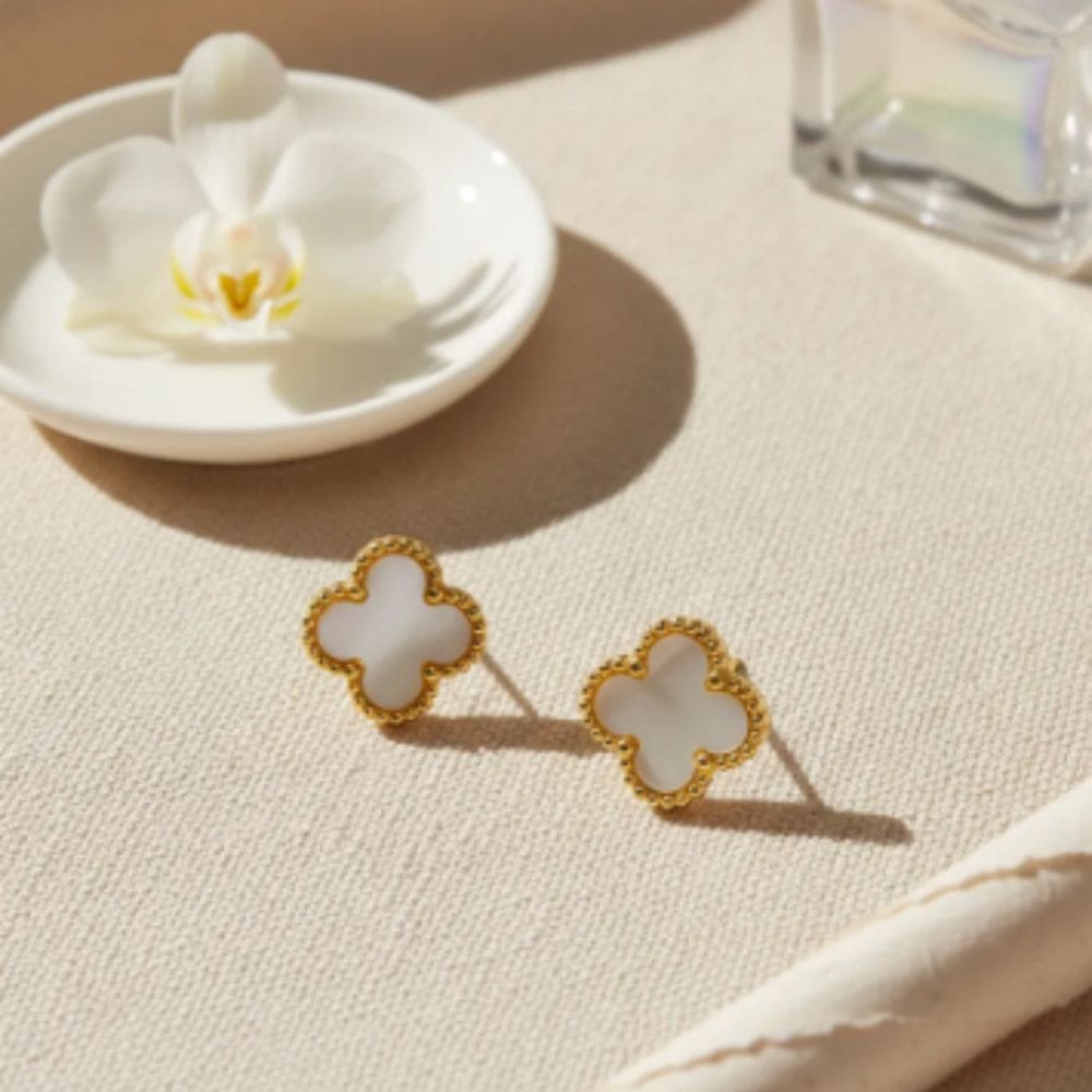 Brinco Trevo Madrepérola Detalhe Dourado em Aço Inoxidável