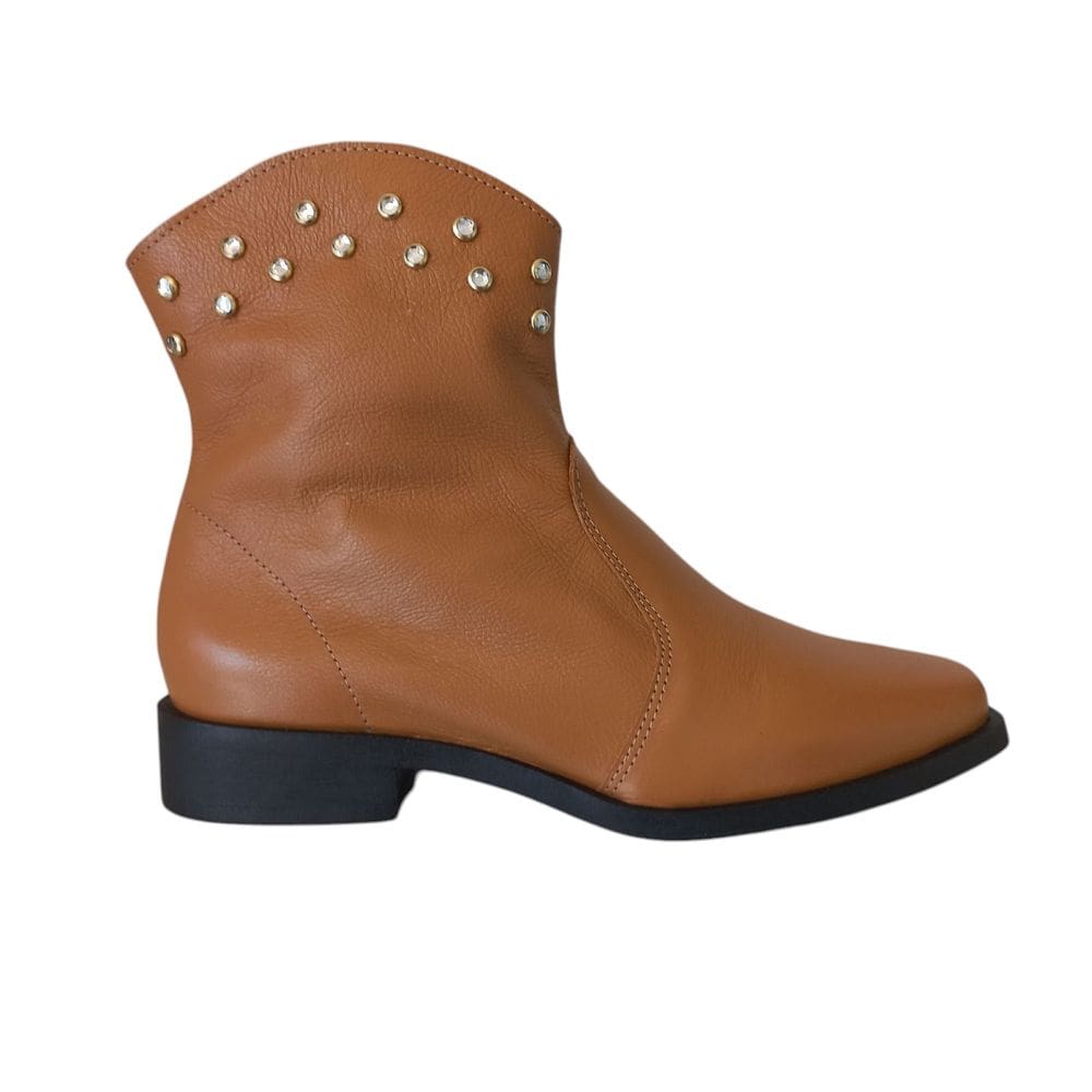 Bota Texana em Couro Caramelo Salto Baixo Tachinhas