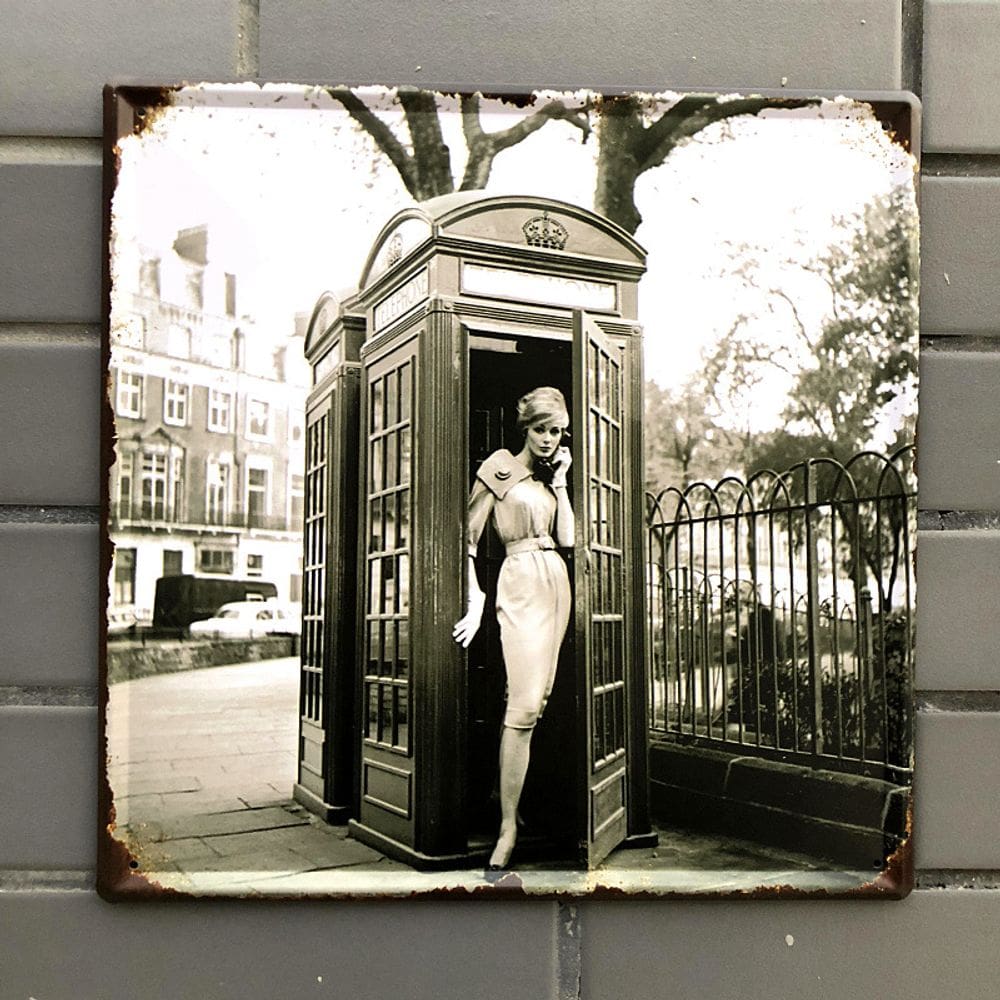 Pintura em ferro, decoração de parede, mulher vintage em cabine telefônica