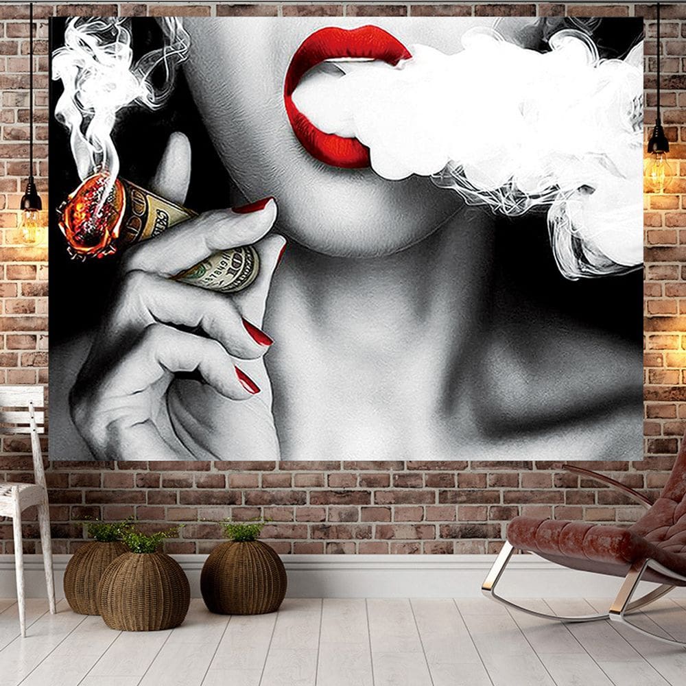 Tapeçaria pendurada na parede Mulher ousada com rolo de dinheiro em chamas
