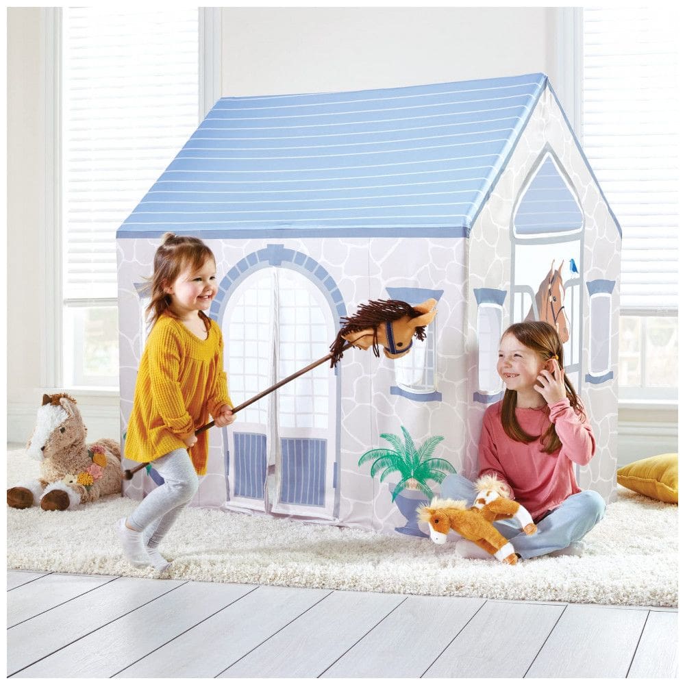 Barraca infantil Martha Stewart Kids’ Stable Play Tent em tecido com tema de estábulo para brincadeiras de faz de conta em ambientes