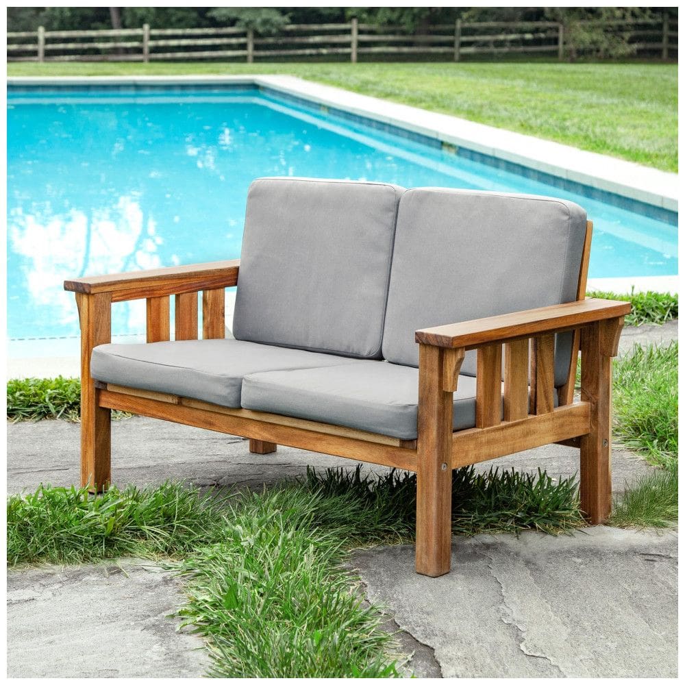 Sofá de dois lugares infantil externo Martha Stewart Kids em madeira acácia natural com almofadas cinza 91cm