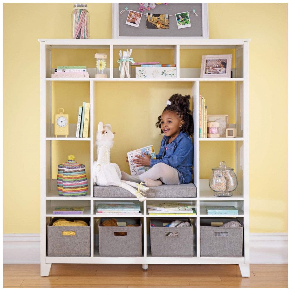 Estante banco infantil Martha Stewart Living & Learning branca com nichos, prateleiras e assento acolchoado para quarto infantil
