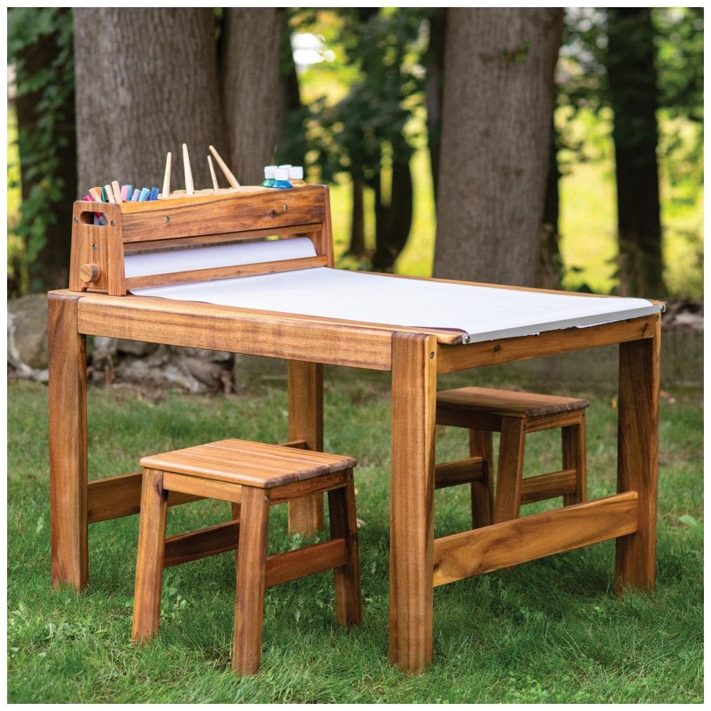Mesa de arte infantil externa Guidecraft Acadia Natural em madeira acácia com 2 bancos, caddy e rolo de papel