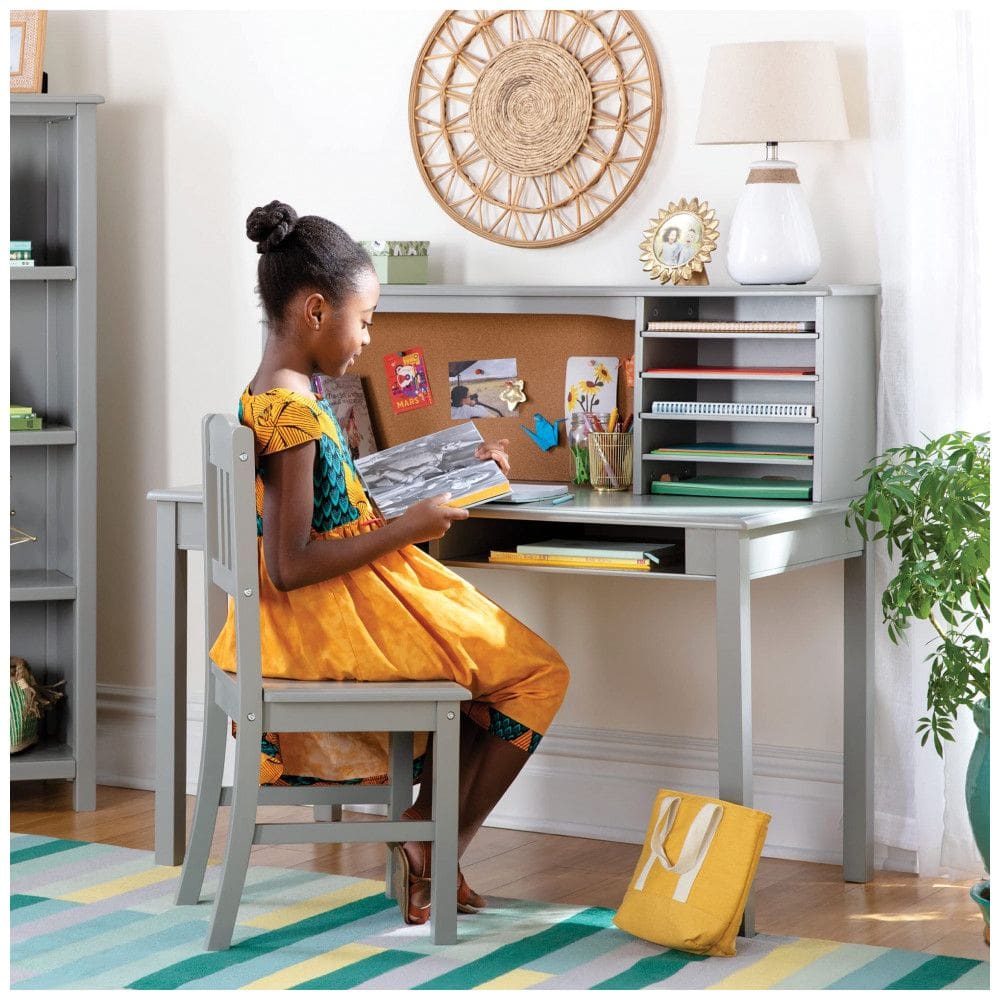Escrivaninha infantil Guidecraft cinza com estante superior, nichos, quadro de cortiça e cadeira em madeira para estudo