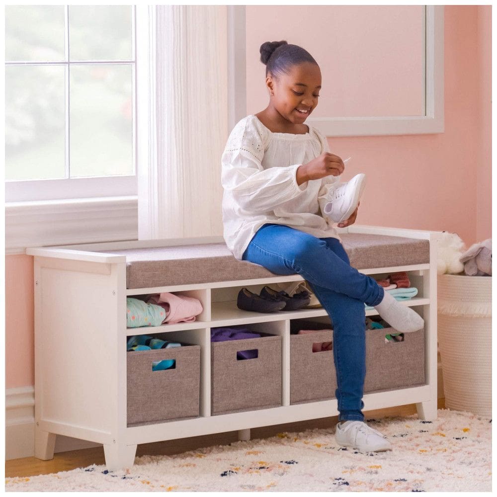 Banco organizador infantil Martha Stewart Living & Learning Linen White em madeira com assento almofadado, nichos e 4 cestos de tecido