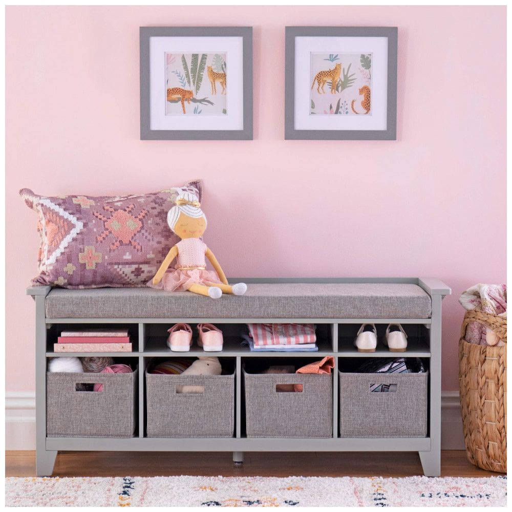 Banco organizador infantil Martha Stewart Living & Learning cinza em madeira com nichos, cestos de tecido e assento almofadado para quarto