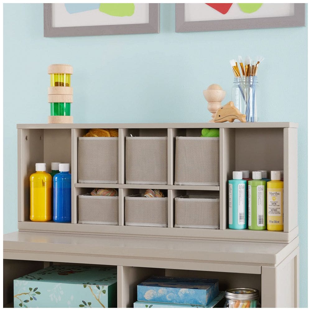 Organizador de bancada infantil para artesanato Martha Stewart Crafting Kids’ Cubby Organizer cinza com nichos e 6 cestos tecidos