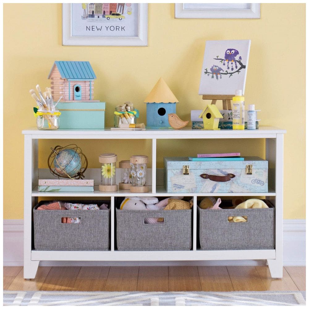 Estante infantil baixa Martha Stewart Living & Learning branca em madeira com 5 nichos e cestos de tecido para quarto e brinquedoteca