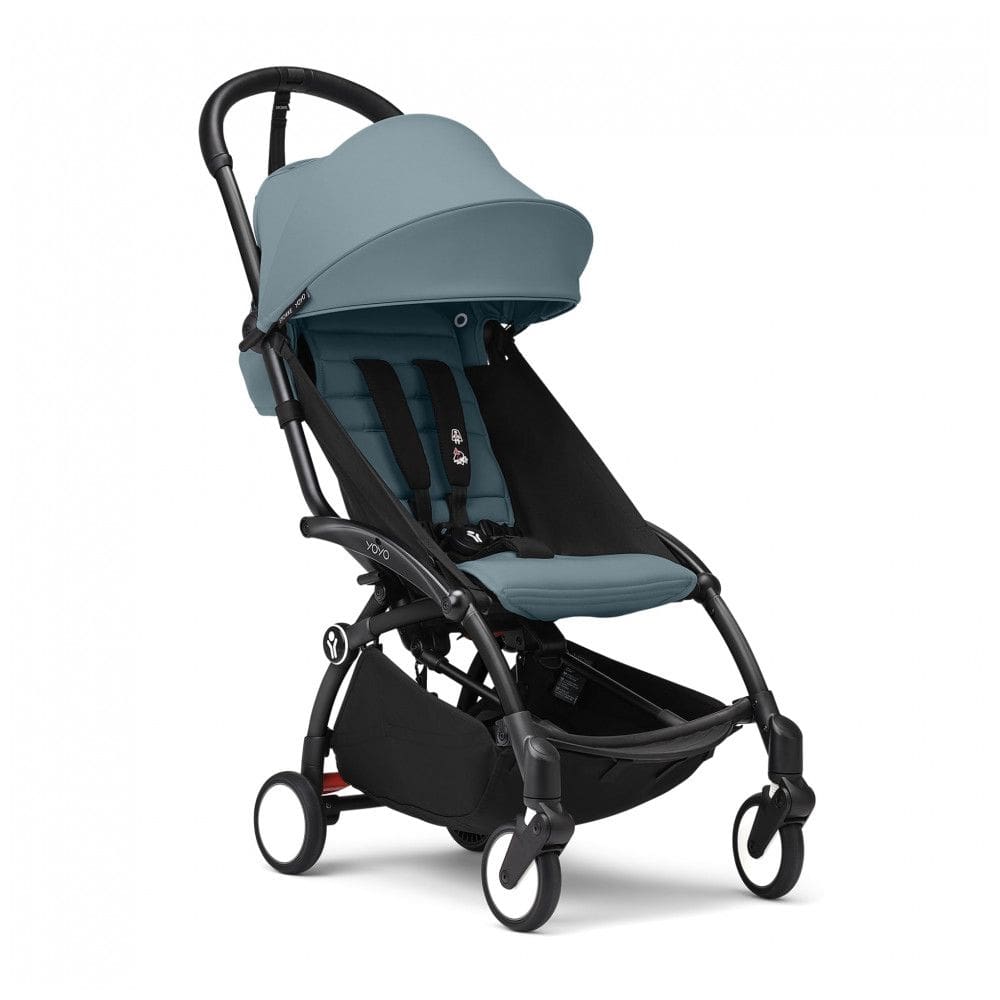 Carrinho de Bebê Stokke YOYO3 Aqua - Estrutura Preta, Dobrável Compacto, Assento Reclinável 3 Pontos, Cinto Ajustável, Leve e Portátil