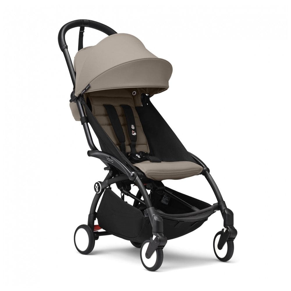 Carrinho de Bebê Stokke YOYO3 Taupe - Estrutura Preta, Dobrável Compacto, Reclinável, Cinto 5 Pontos, Compatível Carry-On