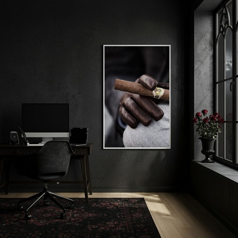 Quadro Luvas de Couro Segurando um Charuto - 70x50cm