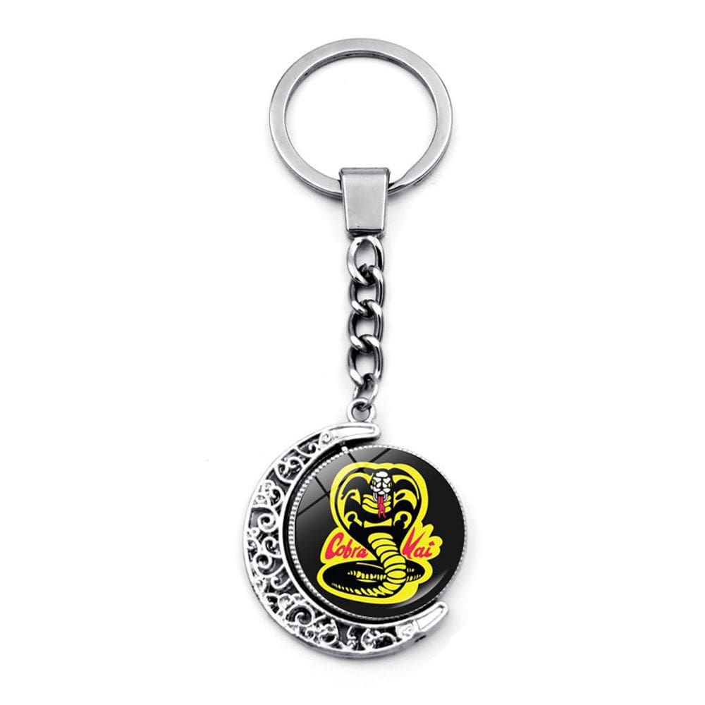 Chaveiro Cobra Kai com pingente giratório de 360°
