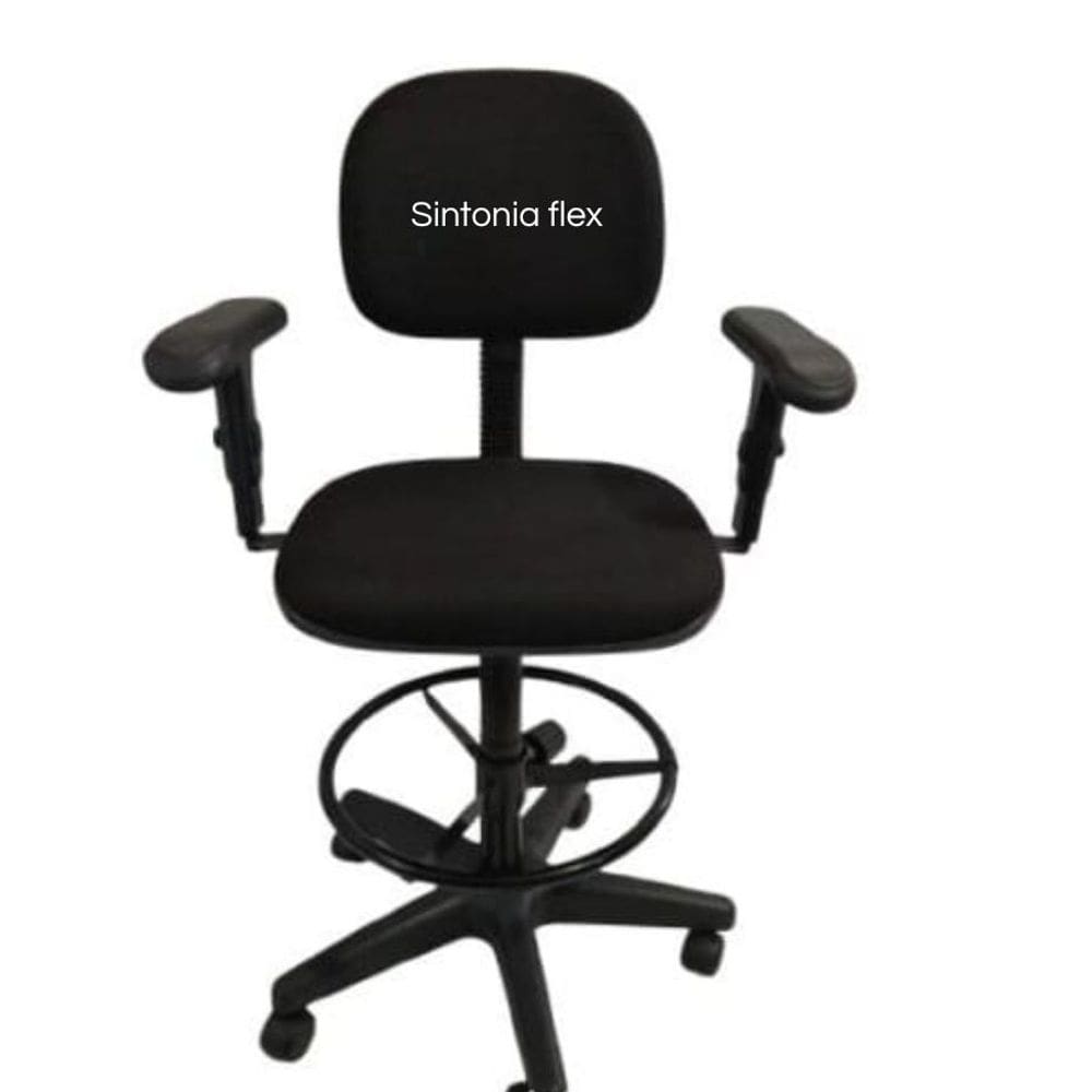 Cadeira secretaria com regulagem de altura a gás e braço regulagem tecido preto