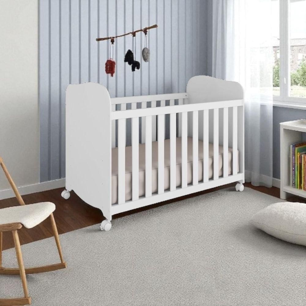 Berço Americano Infantil Uli 100% MDF para Bebê Branco com Rodízios e Estrado com Regulagem