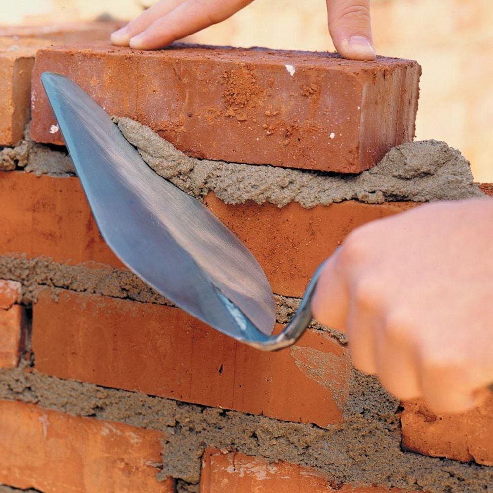 Colher de pedreiro 18cm com haste curvada e cabo de madeira Tramontina