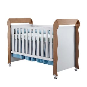 Berço Mini Cama Carolina Baby Mirelle 3 em 1 com Suporte para Mosquiteiro, Pés com Rodízios e 153,8cm de Largura - Branco/Bétula